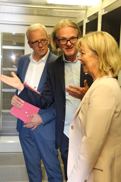 Foto eines IT-Spezialisten mit Doris Ahnen, Finanzministerin